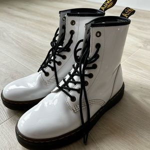 Dr. Marten’s AirWair 1460 WOMEN'S PATENT LEATHER LACE UP BOOTS